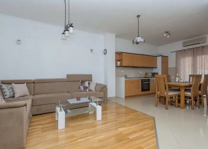 Naja - Exklusiv Μακάρσκα