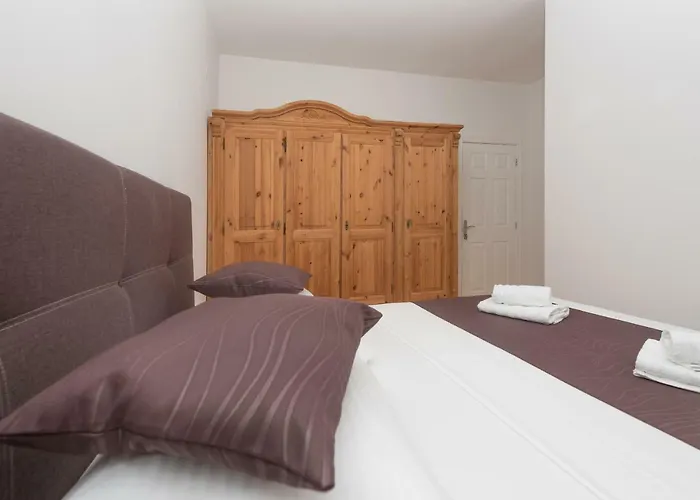 Naja - Exklusiv Μακάρσκα